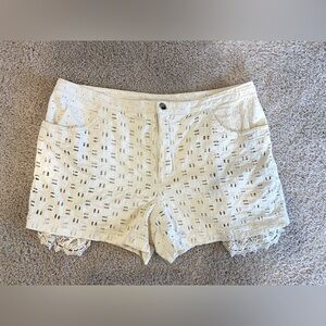 Anna Sui Cream Lace Embroidered Shorts. Women’s Size 6. Designer Shorts